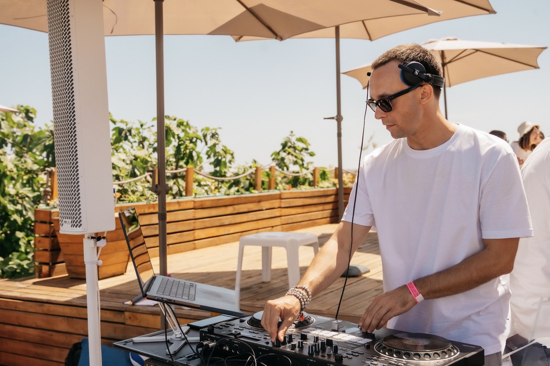 DJ Виталий Martin работает за пультом